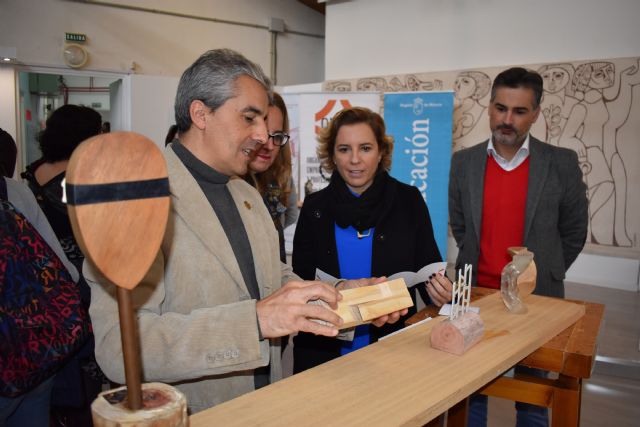 Ocho alumnos de la Escuela de Arte diseñan los distintivos que reconocen a las mujeres empresarias de la Región - 1, Foto 1