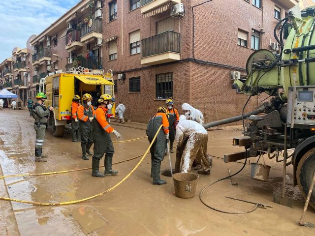 Bomberos forestales y voluntarios de la Región suman 22 días de ayuda a los a damnificados de la Dana - 2, Foto 2