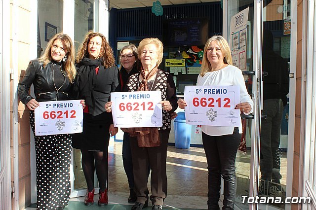 The Lottery Administration "Doa Petra" sells part of a fifth prize of the Christmas Lottery