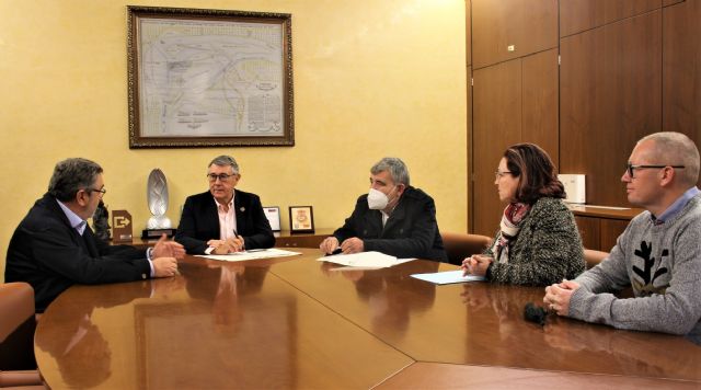 El presidente de la CHS mantiene una reunión con representantes de la urbanización Hacienda Riquelme Golf Resort - 1, Foto 1