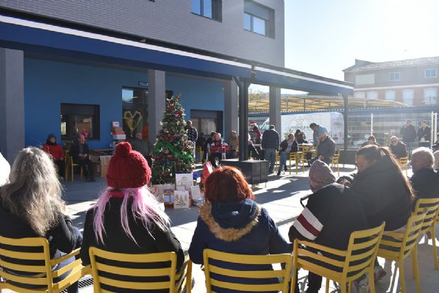 Jesús Abandonado entrega los regalos de la campaña 'Reyes Majos' a usuarios de su centro de acogida, salud mental y viviendas - 1, Foto 1