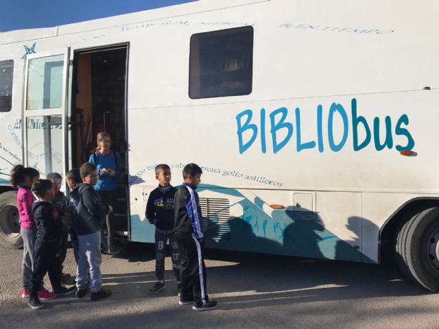 El Bibliobus llega a los colegios con el objetivo de extender la lectura pública por toda nuestra Región - 1, Foto 1