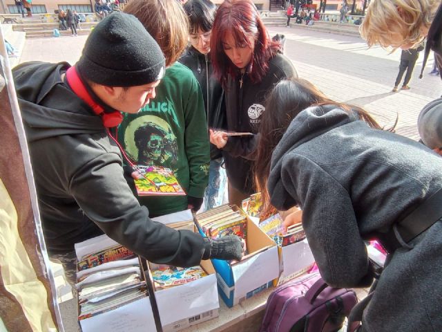 Arranca el IV Mercadillo Benéfico Solidarizarte en el IES Ramón y Cajal - 1, Foto 1