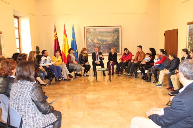 El presidente de la Comunidad recibe a la presidenta de Astrapace y a un grupo de personas de esta asociación - 2, Foto 2