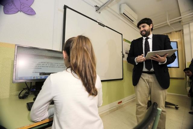 López Miras: Todos los centros de Primaria y Secundaria tienen ya conexión con banda ancha, un paso más para reducir la brecha digital - 1, Foto 1