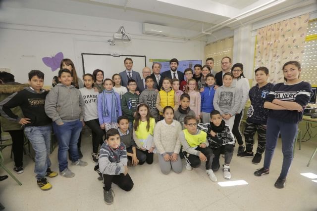 López Miras: Todos los centros de Primaria y Secundaria tienen ya conexión con banda ancha, un paso más para reducir la brecha digital - 3, Foto 3