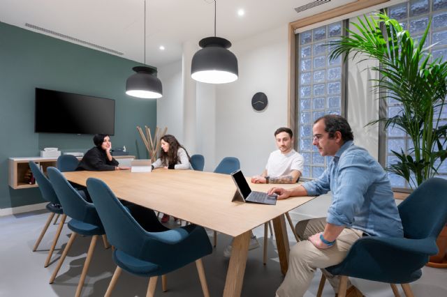 El martes es el día más popular de la semana para trabajar desde una oficina o un lugar de co-working - 1, Foto 1