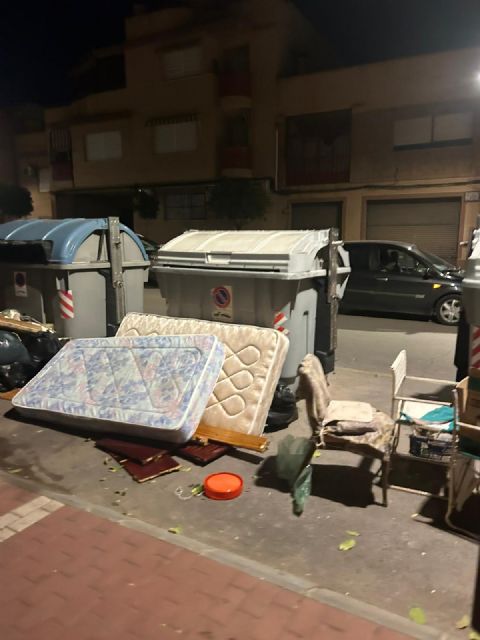 El PSOE de Lorca denuncia la situación de insalubridad y suciedad extrema que sufren los vecinos y vecinas del Barrio de La Viña - 2, Foto 2