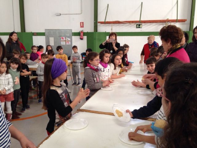 Alumnos del Colegio Rural Agrupado Campo de Molina y miembros del Centro de Mayores de El Fenazar participan en el taller intergeneracional Mayores y Tradiciones - 1, Foto 1