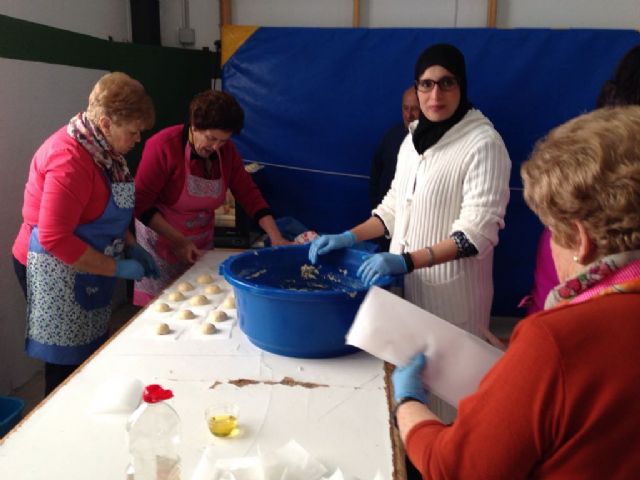 Alumnos del Colegio Rural Agrupado Campo de Molina y miembros del Centro de Mayores de El Fenazar participan en el taller intergeneracional Mayores y Tradiciones - 2, Foto 2