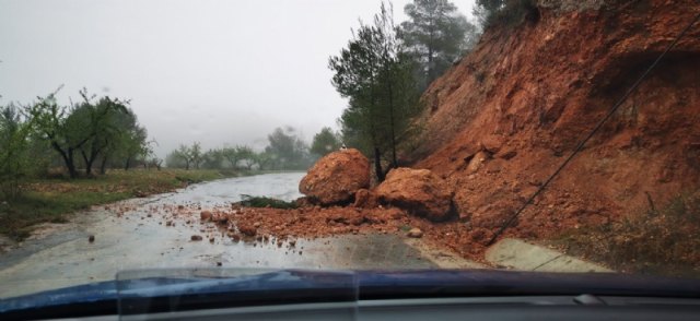 Las lluvias provocan desprendimientos y cortes en la red de carreteras regionales que dan acceso a las pedanas, Foto 1