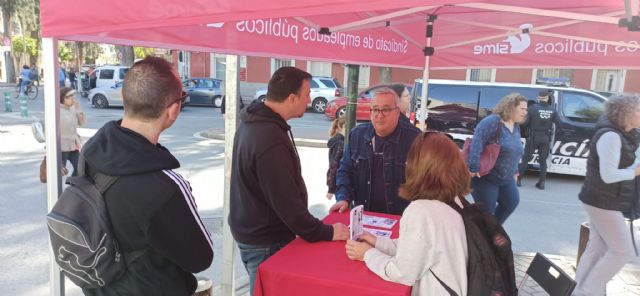 Delegados del SIME informan a los ciudadanos sobre la situación que se vive en el Ayuntamiento en el mercado de la Fama - 1, Foto 1