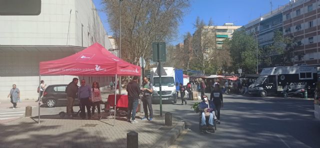 Delegados del SIME informan a los ciudadanos sobre la situación que se vive en el Ayuntamiento en el mercado de la Fama - 2, Foto 2