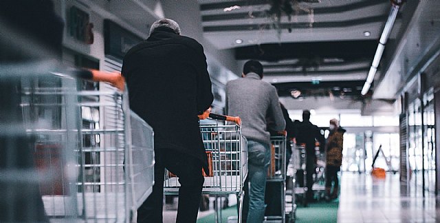 Acción contra el Hambre entrega tarjetas de ayuda a familias en España para que puedan comprar alimentos - 1, Foto 1