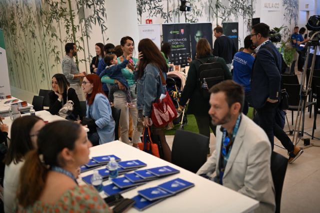 Cientos de jóvenes buscan su primer empleo en el Foro U - 1, Foto 1