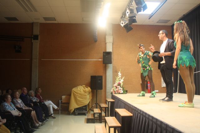 Más de 100 mayores disfrutan de la magia y fantasía del teatro en Barriomar - 4, Foto 4