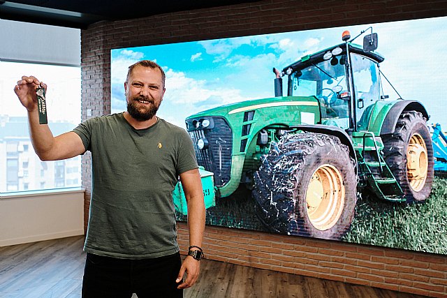 Jameson y Tomy Rhode se reúnen para la entrega de las llaves del tractor de los 10k tuits - 1, Foto 1