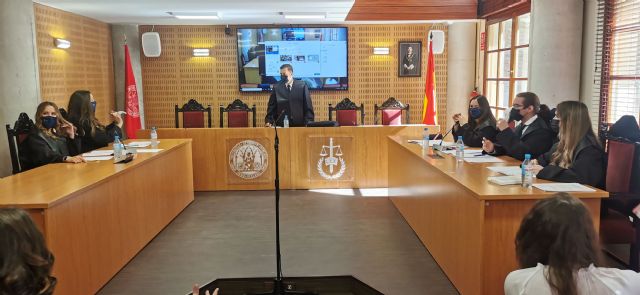 El Colegio de Abogados, junto con la UMU y la Escuela de Práctica Jurídica, mejoran la formación de los futuros letrados a través de las simulaciones de juicios - 1, Foto 1