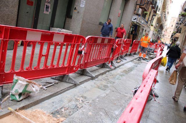 Continúan las obras de instalación del pavimento táctil en la calle Trapería para garantizar la accesibilidad y seguridad de las personas invidentes - 2, Foto 2