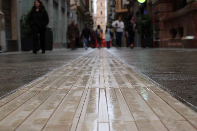 Continúan las obras de instalación del pavimento táctil en la calle Trapería para garantizar la accesibilidad y seguridad de las personas invidentes - 4, Foto 4