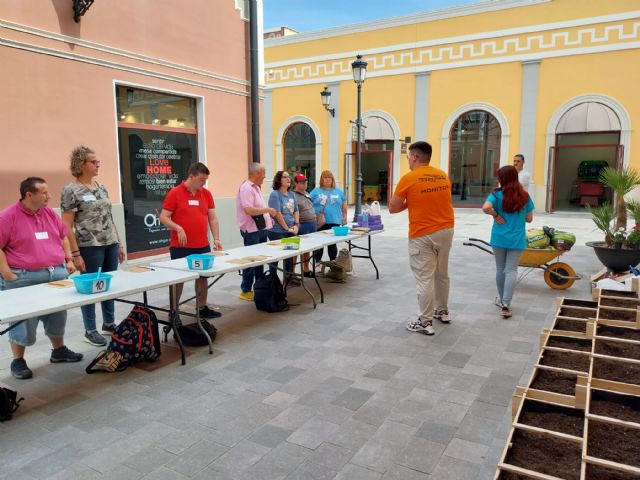 La Noria Outlet crea su primer huerto ecológico con la ayuda de alumnos de ASTRAPACE - 2, Foto 2