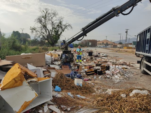 El Ayuntamiento retira en La Azacaya más de 15 toneladas de enseres y voluminosos - 1, Foto 1