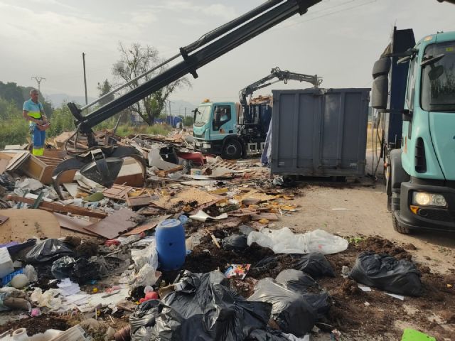 El Ayuntamiento retira en La Azacaya más de 15 toneladas de enseres y voluminosos - 2, Foto 2