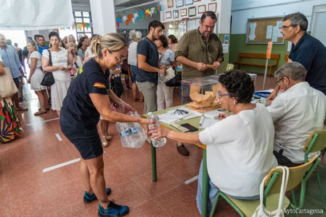 Un centenar de policías y más de 200 empleados municipales velan este domingo por el buen desarrollo de la jornada electoral - 1, Foto 1