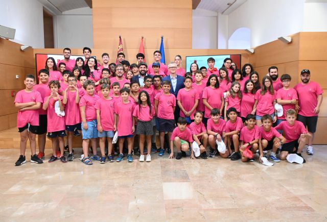 Fernando recibe al medio centenar de niños afectados de hemofilia que participan en el campamento de La Charca - 1, Foto 1