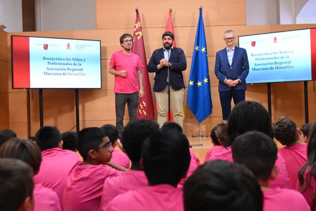 Fernando recibe al medio centenar de niños afectados de hemofilia que participan en el campamento de La Charca - 2, Foto 2