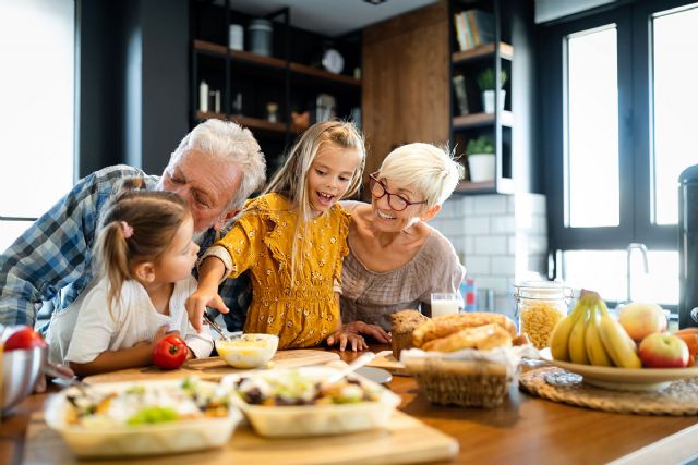 4 razones por las que cuidar a los nietos es beneficioso para los abuelos - 1, Foto 1