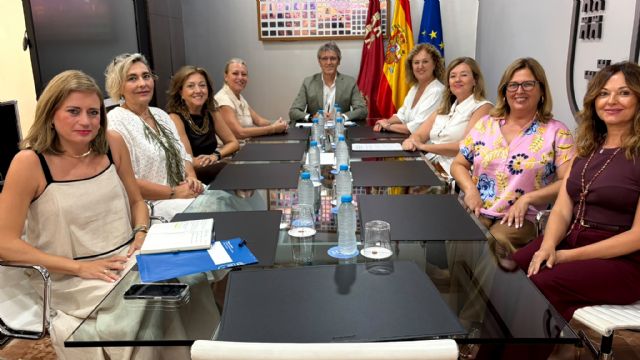 El consejero de Empresa se reúne con la asociación de mujeres empresarias Colabora Mujer El consejero de Empresa se reúne con la asociación de mujeres empresarias Colabora Mujer