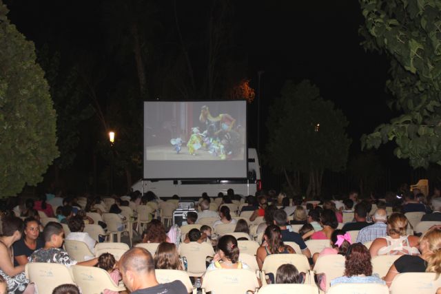 Más de 1.000 personas han disfrutado del cine de verano en los parques de Puerto Lumbreras - 2, Foto 2