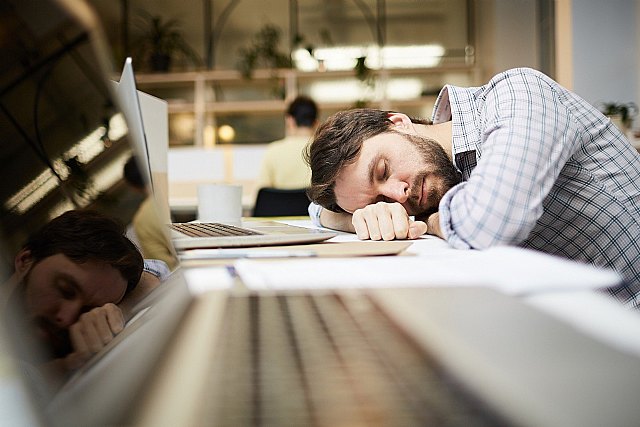 Mantener un horario de sueño y evitar el alcohol ayuda en el tratamiento de la narcolepsia, según Instituto Europeo del Sueño - 1, Foto 1