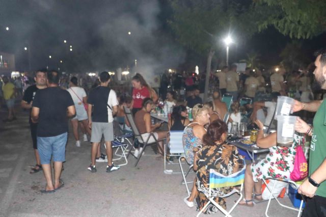 La Noche de la Brasa une a miles de torreños en una barbacoa llena de música y alegría - 1, Foto 1