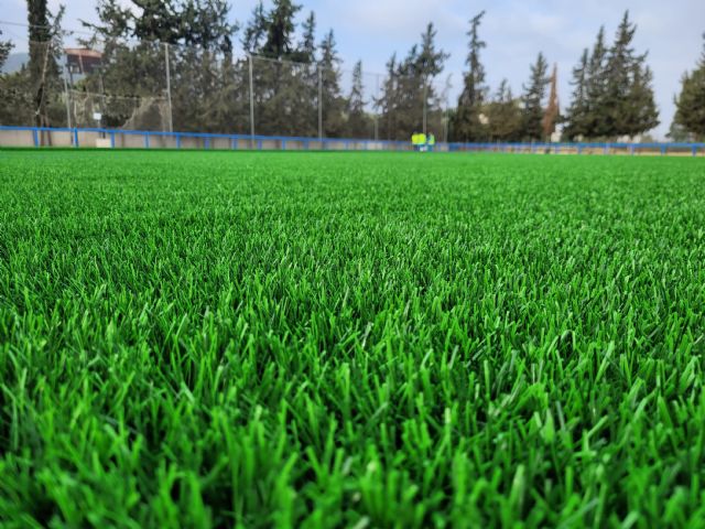 El Ayuntamiento de Murcia renueva el césped del campo de Fútbol de Beniaján - 1, Foto 1