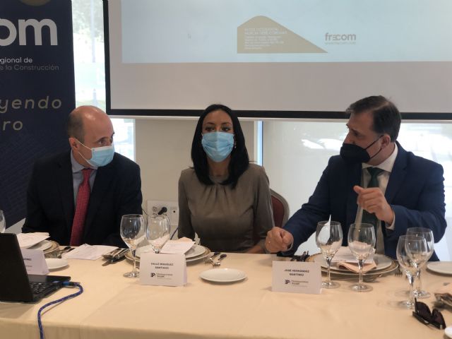 La Consejera, Valle Miguélez y el Director del INFO, Joaquín Gómez, debaten con los empresarios de la construcción sobre las ayudas al sector - 3, Foto 3