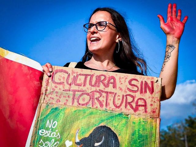 Activistas antitaurinos se concentran en Lorca para exigir el fin de la financiación pública a la tauromaquia - 1, Foto 1