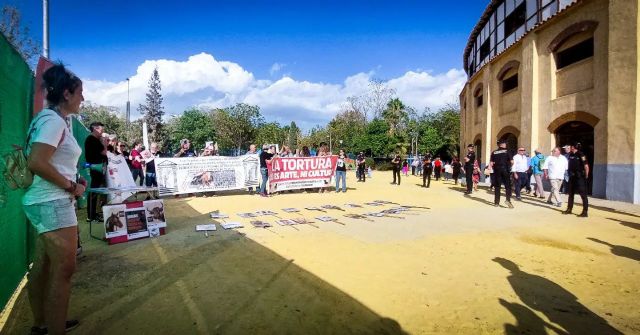 Activistas antitaurinos se concentran en Lorca para exigir el fin de la financiación pública a la tauromaquia - 2, Foto 2