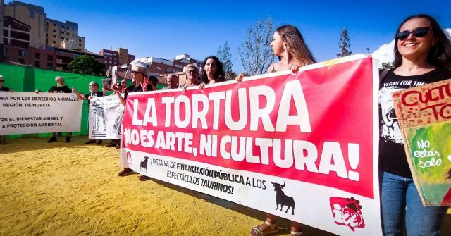 Activistas antitaurinos se concentran en Lorca para exigir el fin de la financiación pública a la tauromaquia - 4, Foto 4