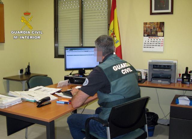 La Guardia Civil desmantela un grupo delictivo dedicado a la falsificación de documentos de vehículos - 2, Foto 2