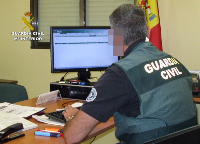 La Guardia Civil desmantela un grupo delictivo dedicado a la falsificación de documentos de vehículos - 3, Foto 3