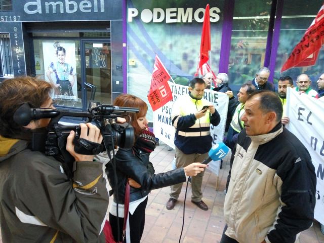 Los trabajadores de ARIMESA se han manifestado ante las sedes de PODEMOS y del PSOE en Murcia - 1, Foto 1