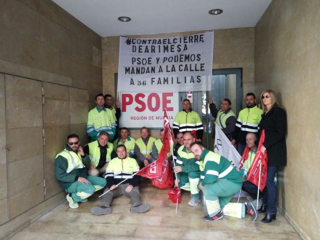 Los trabajadores de ARIMESA se han manifestado ante las sedes de PODEMOS y del PSOE en Murcia - 2, Foto 2