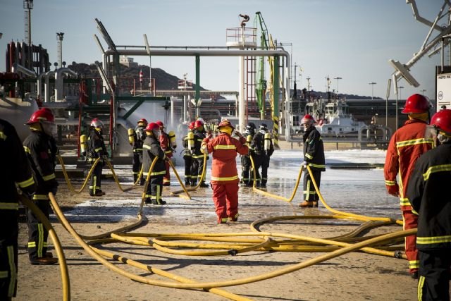 Servicios de emergencias evalúan cómo afrontar un accidente en el terminal marítimo de Repsol en el valle de Escombreras - 1, Foto 1