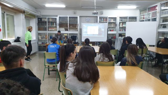 Ribera Hospital de Molina ofrece talleres a alumnos de bachillerato sobre gestión de la ansiedad en época de exámenes - 1, Foto 1