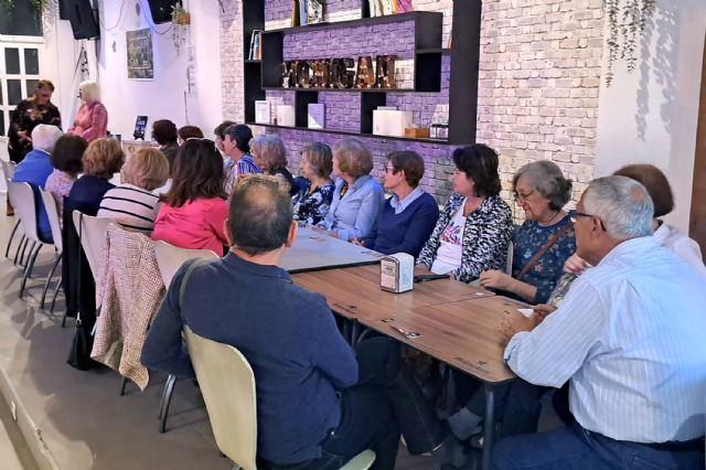 El ciclo literario Un café y cuatro letras invita a Anna Hernández para charlar sobre su libro La luna sobre los molinos - 3, Foto 3