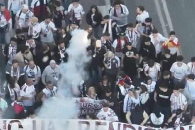 Policía Local de Cartagena localiza con drones a aficionados con bengalas en los aledaños del estadio Cartagonova - 1, Foto 1