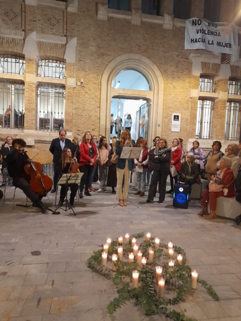 Velas, lectura de un manifiesto y compromiso social: Murcia reafirma su lucha contra la violencia de género - 1, Foto 1