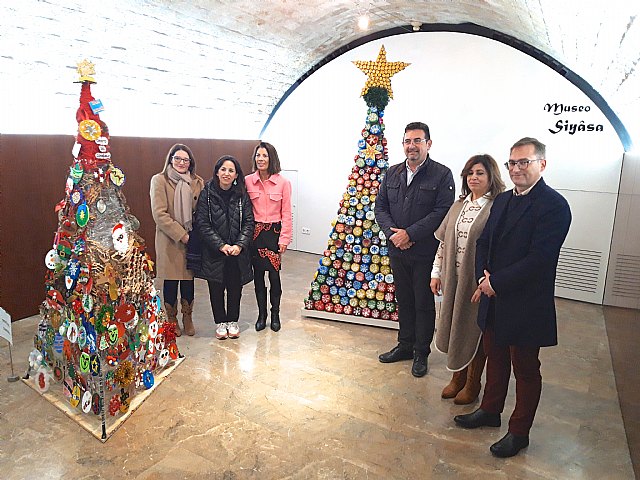 Escolares ciezanos muestran cómo hacer un árbol de Navidad con materiales reciclados - 1, Foto 1